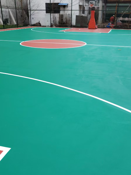 扎鲁特 球场长期使用易出现地面开裂